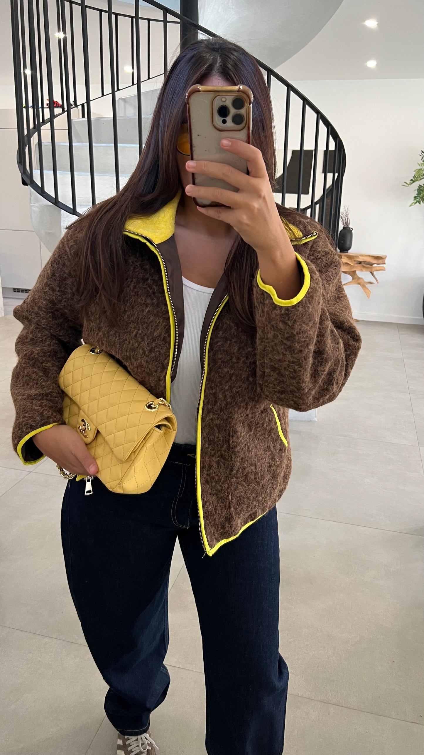 Gilet marron et jaune