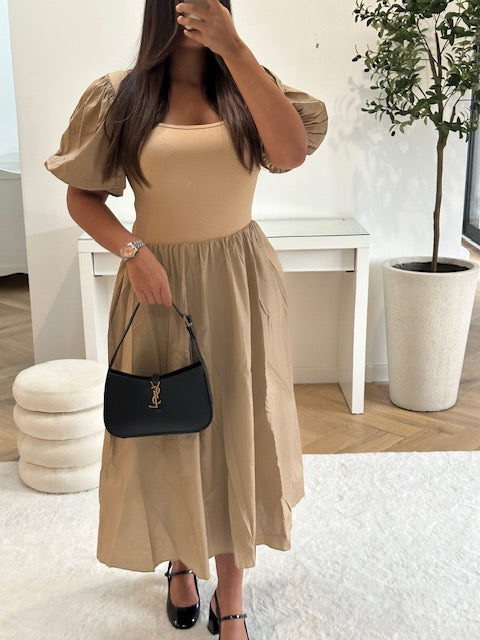 Robe à manches bouffantes beige