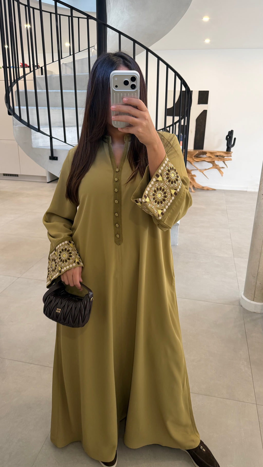 Abaya olive à détails manches