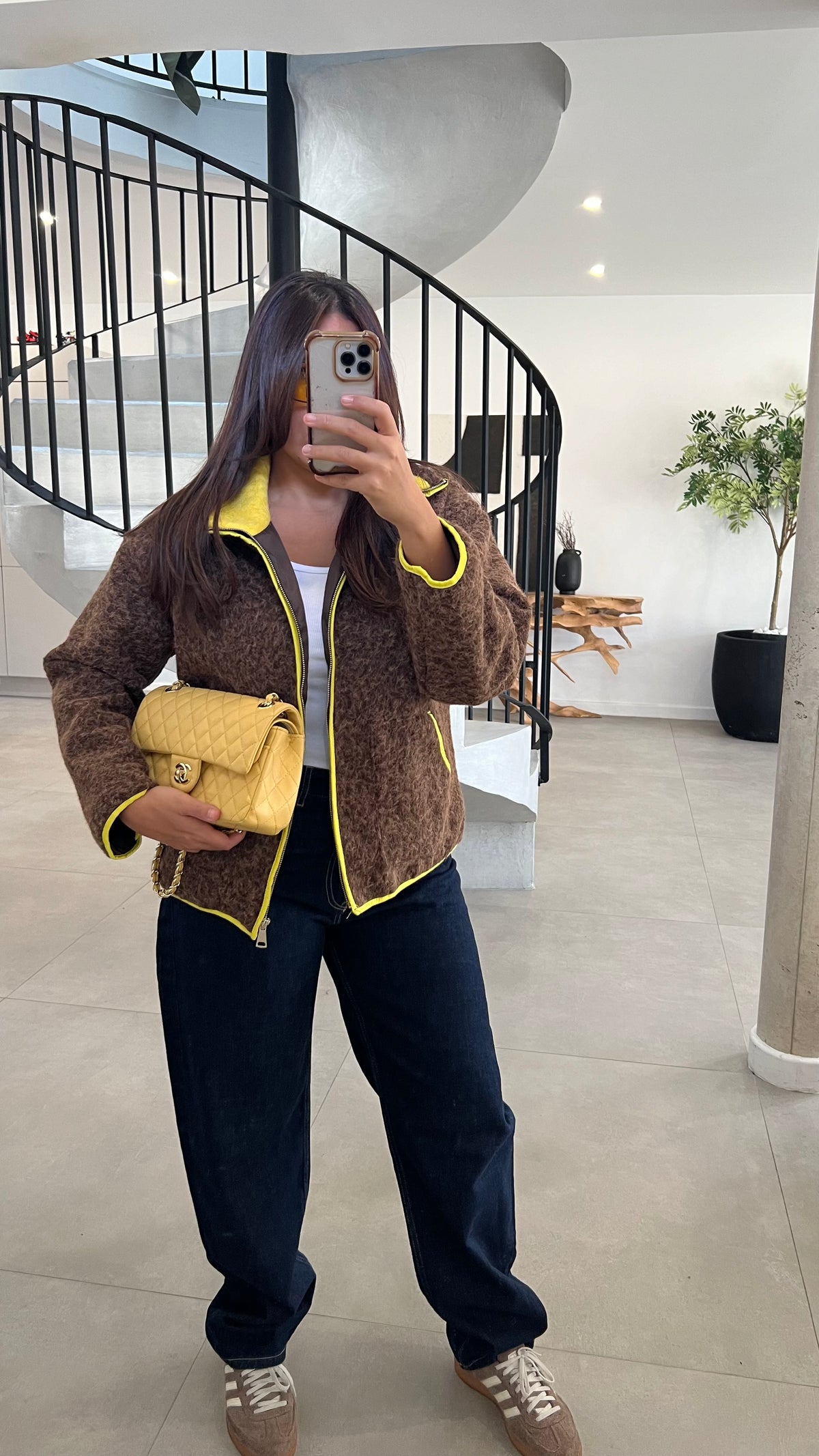 Gilet marron et jaune