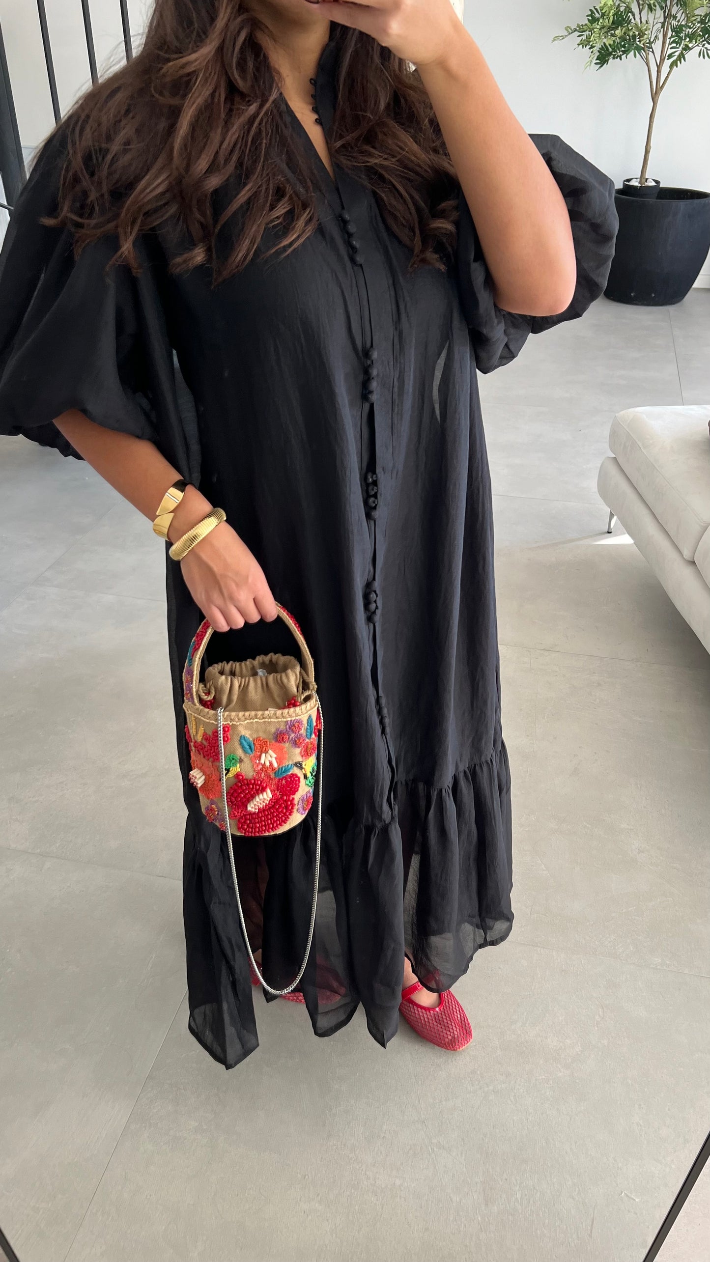 Robe fluide à détails bouton noire