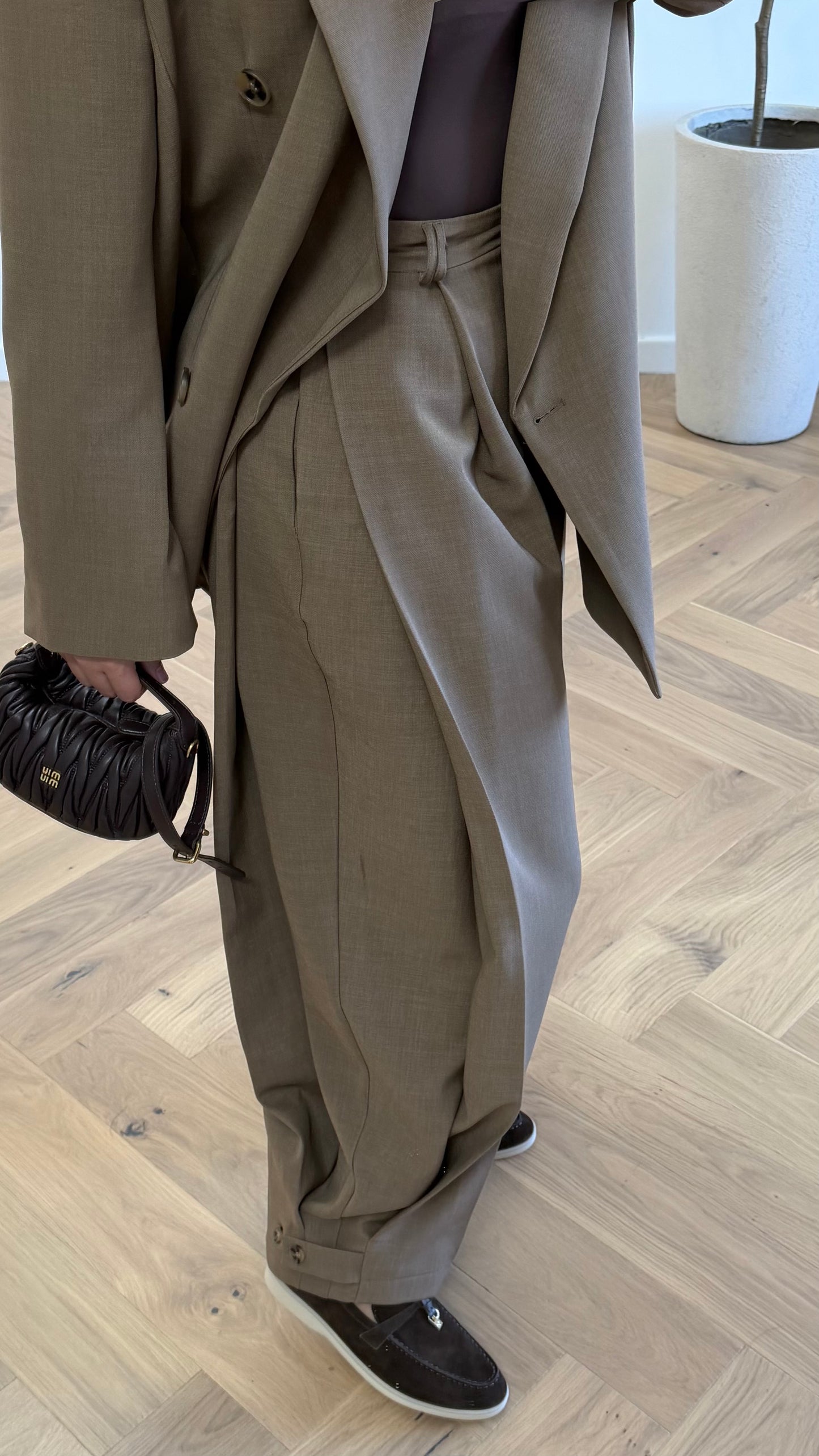 Pantalon détails bouton camel