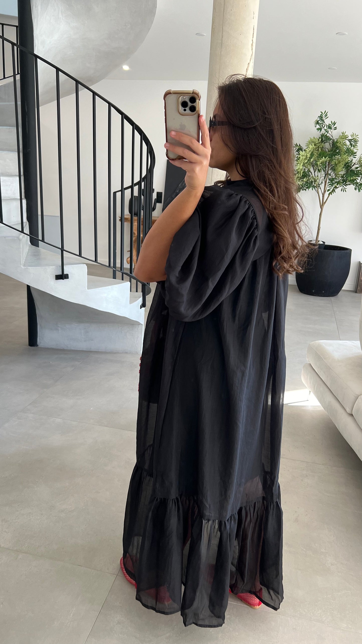 Robe fluide à détails bouton noire