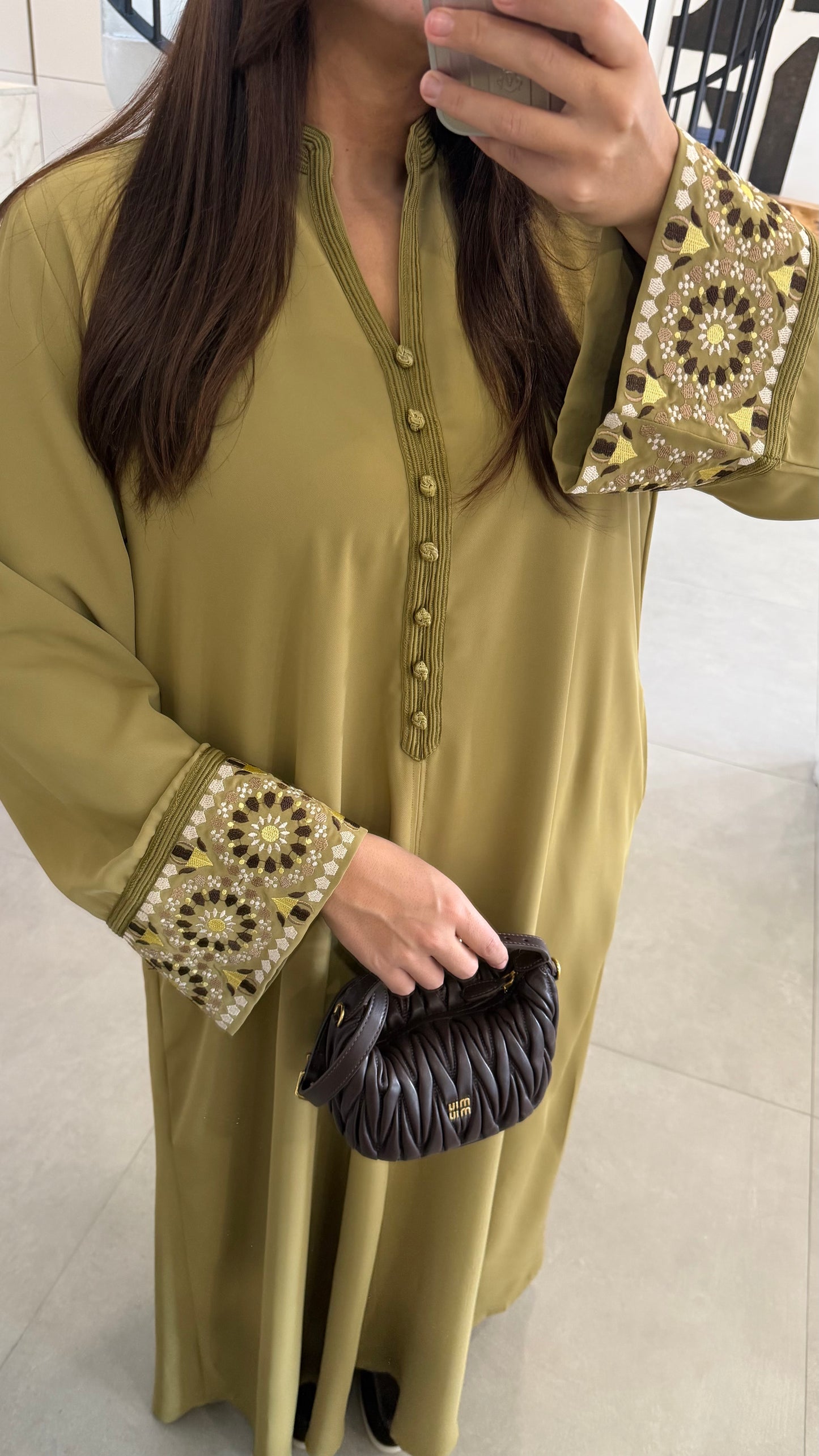Abaya olive à détails manches