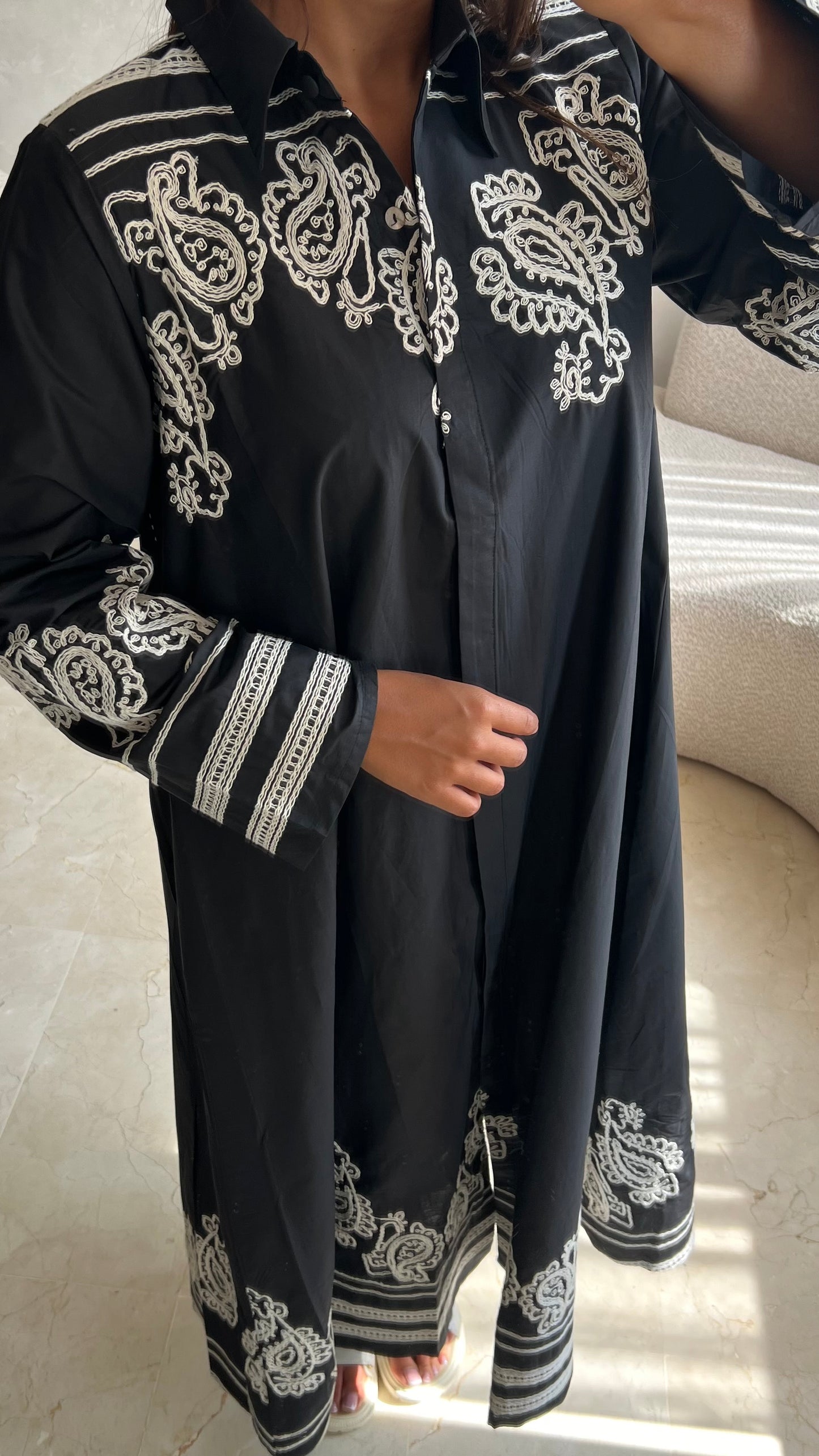 Robe longue noire brodée