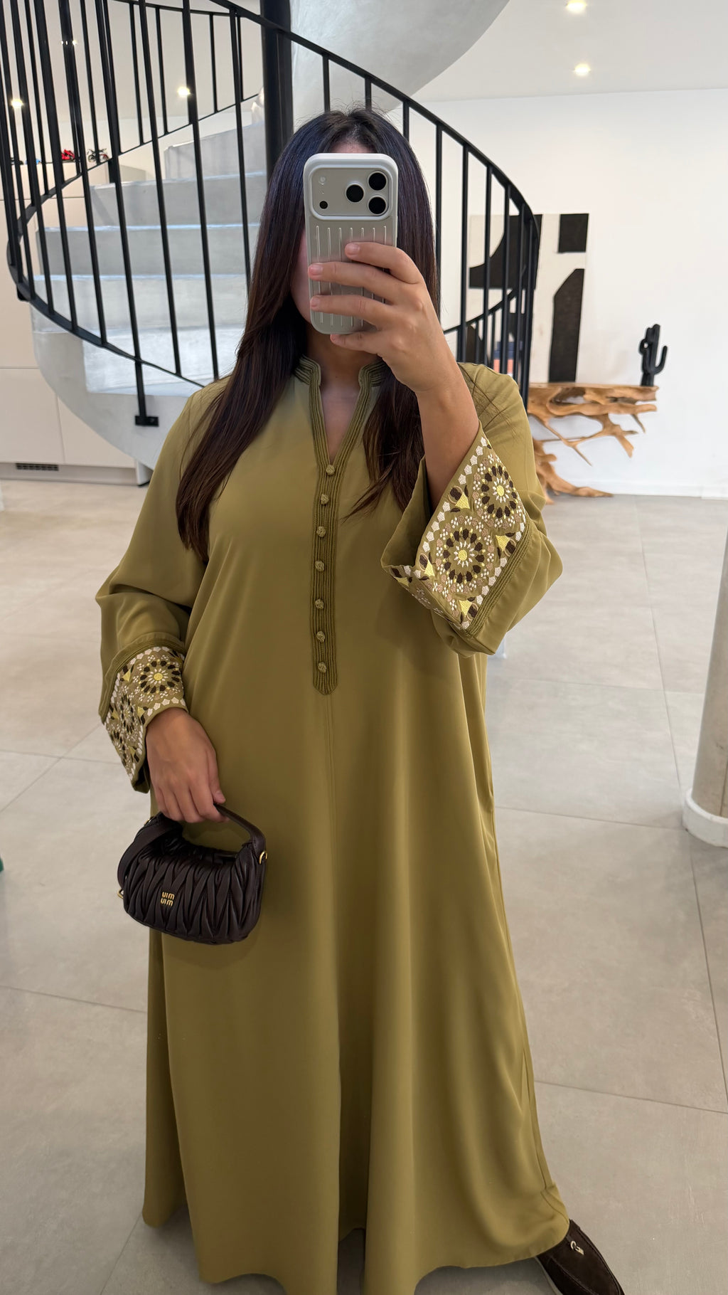 Abaya olive à détails manches