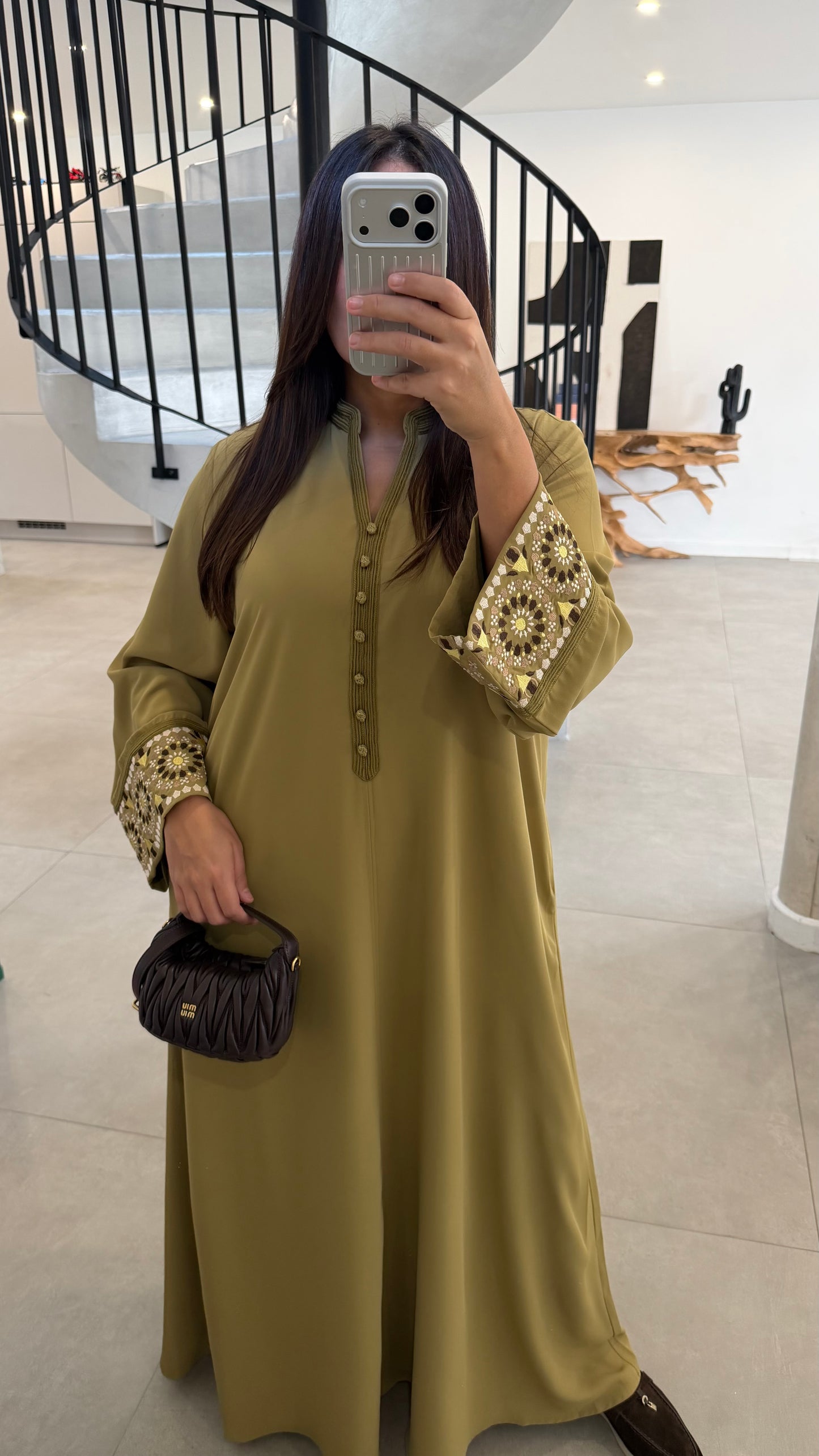 Abaya olive à détails manches