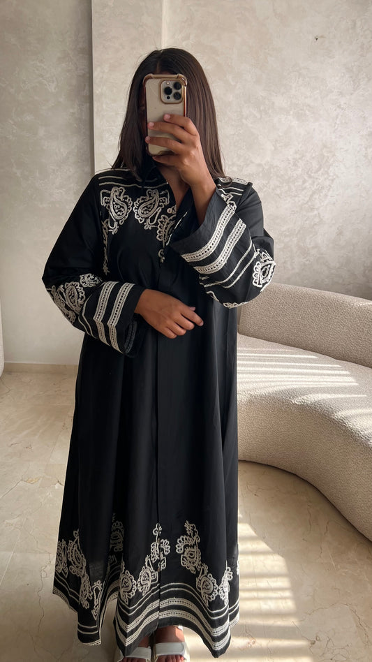 Robe longue noire brodée