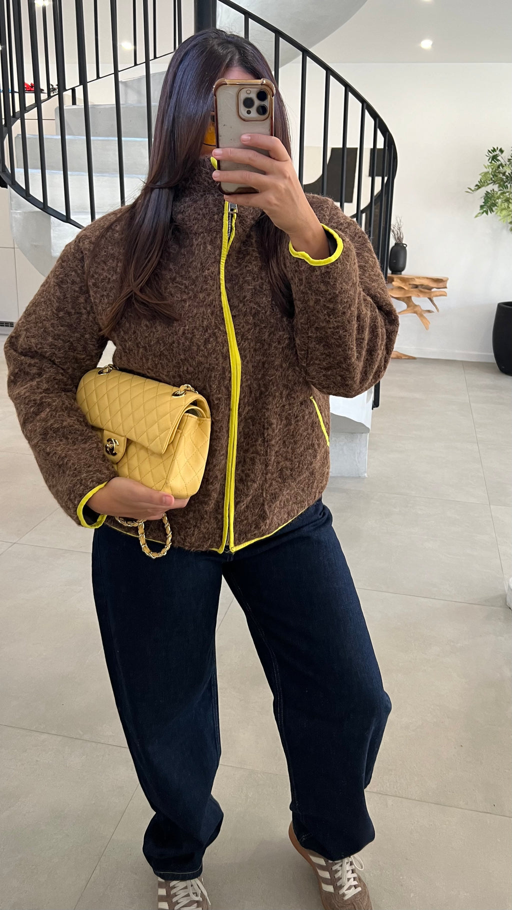 Gilet marron et jaune