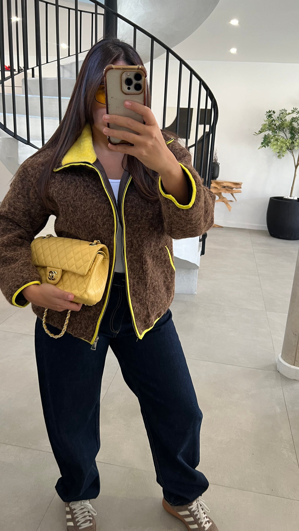 Gilet marron et jaune