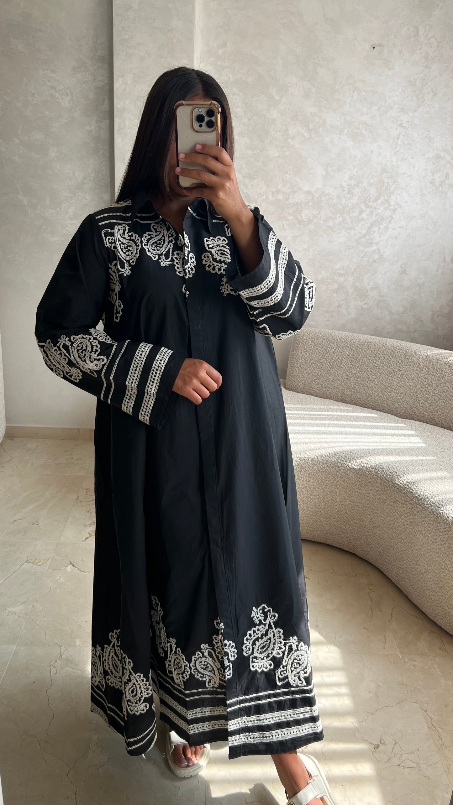 Robe longue noire brodée