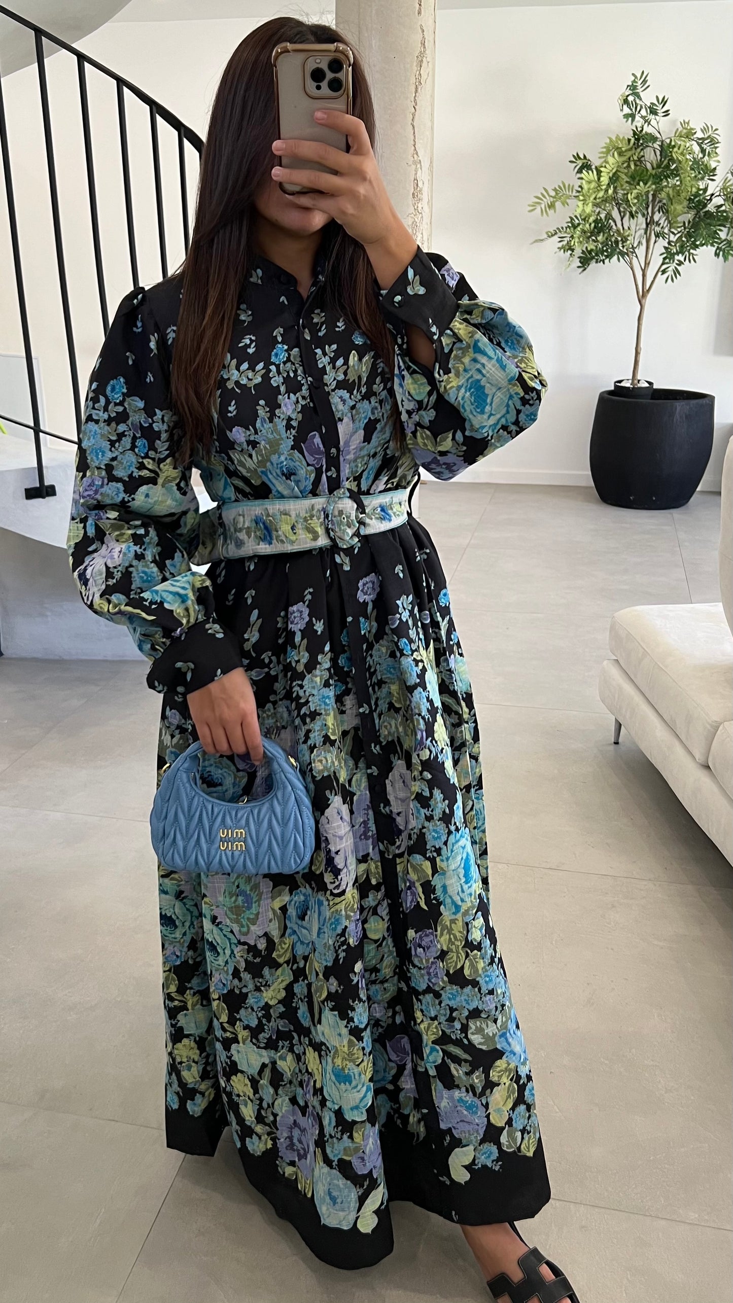 Robe longue fleurie noire à ceinture