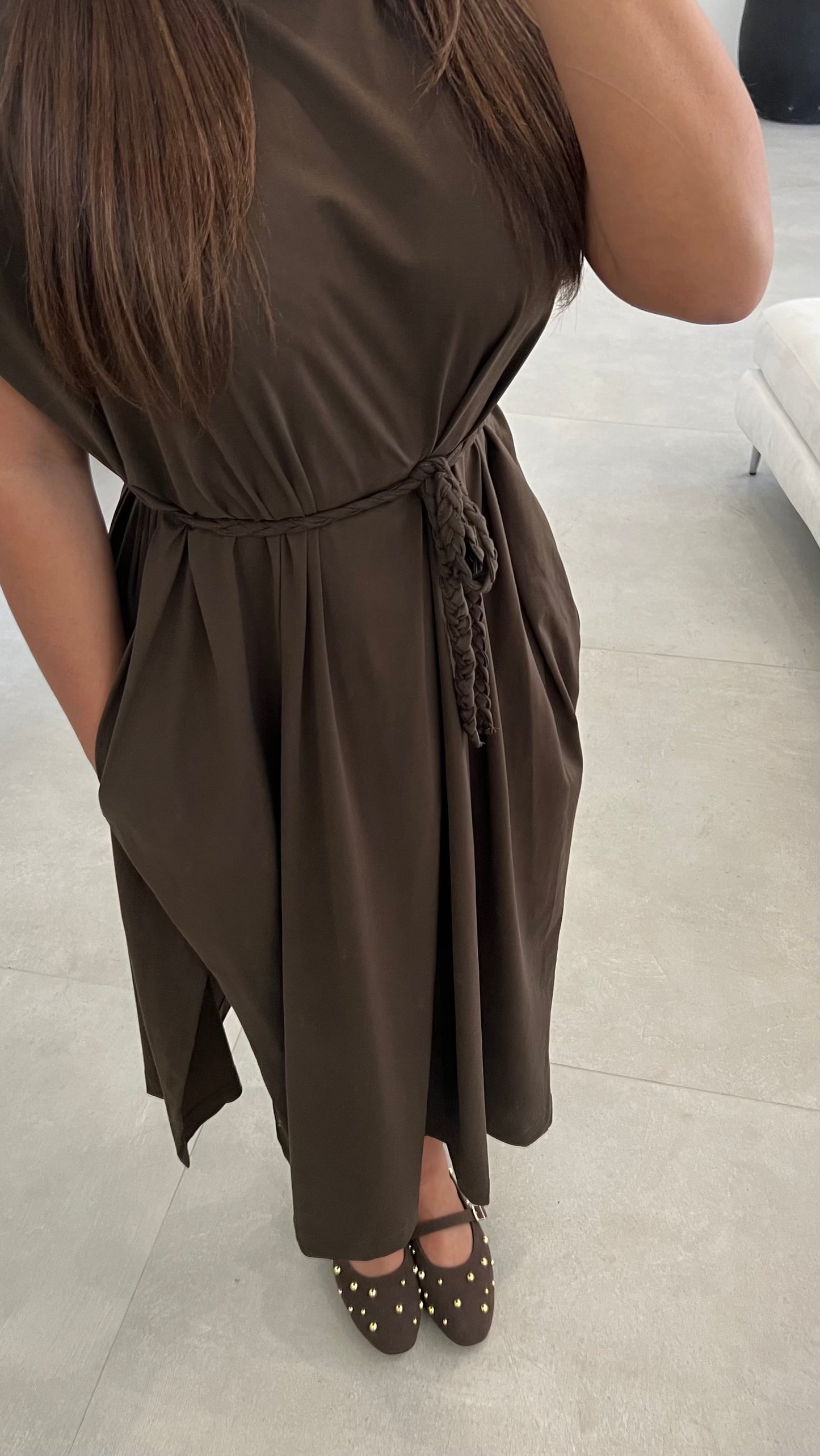 Robe longue avec ceinture tressée