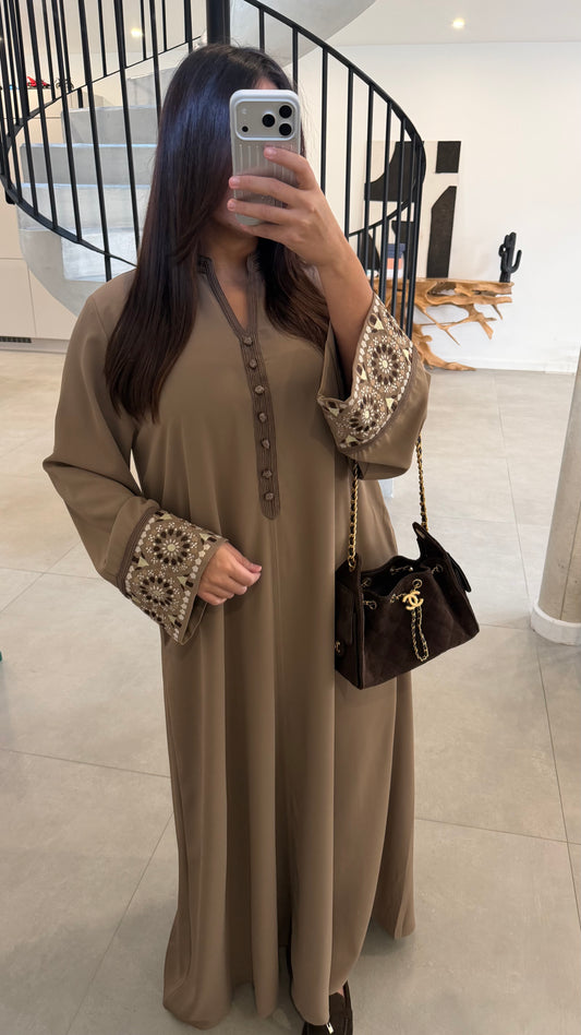 Abaya marron clair à détails manches