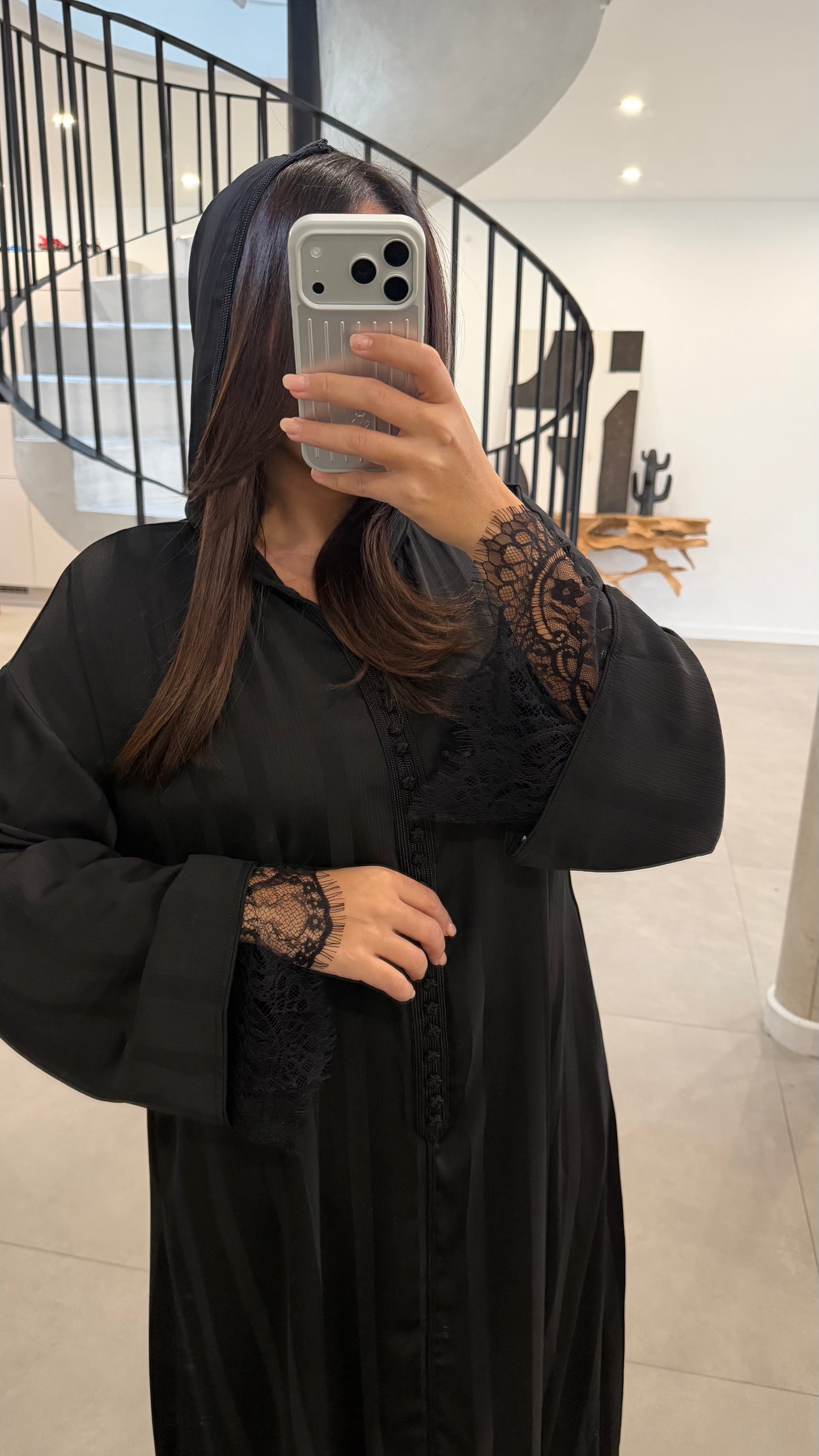 Abaya à capuche détails dentelles