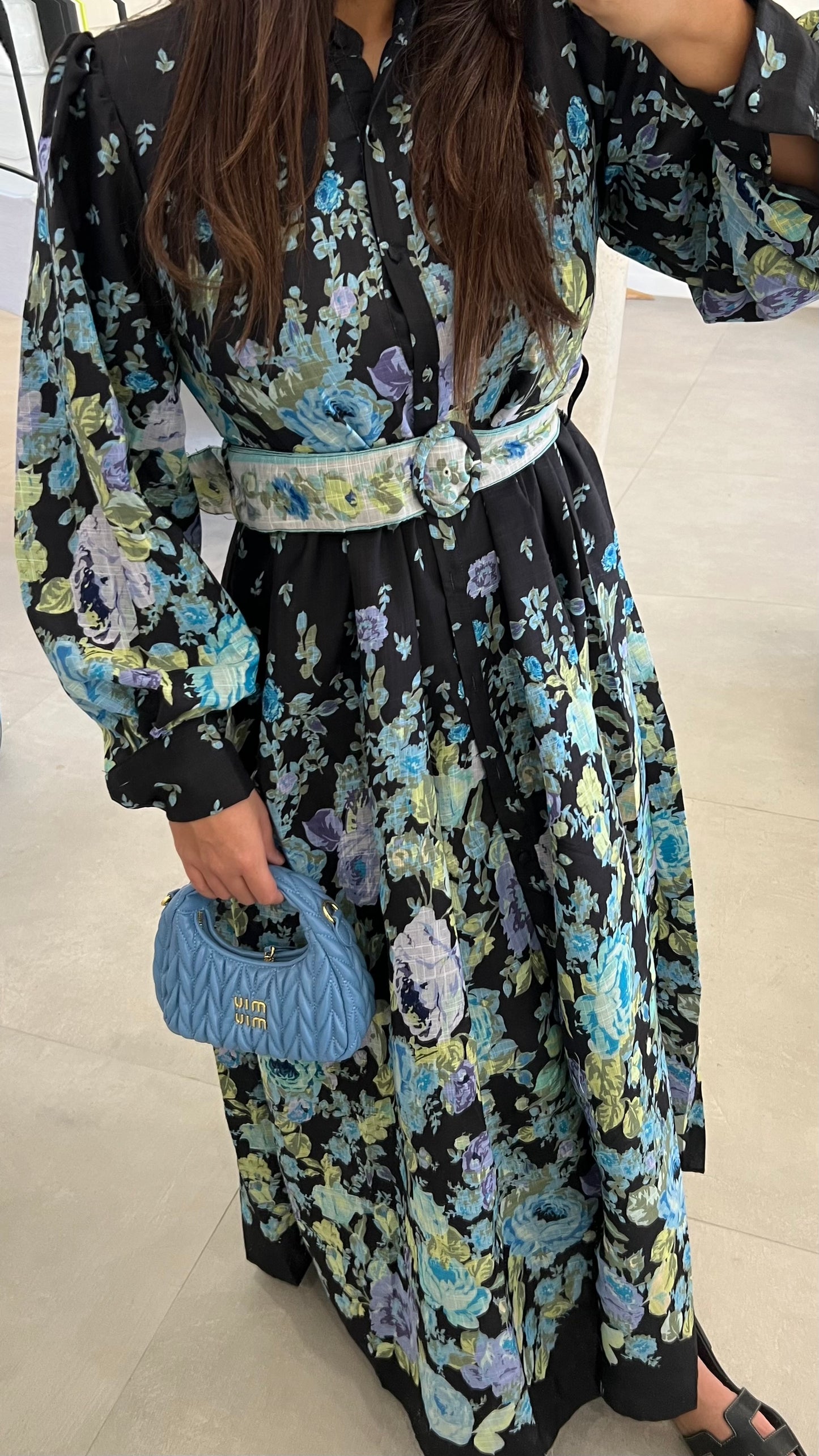 Robe longue fleurie noire à ceinture