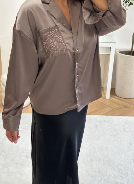 Chemise en satin à poche marron