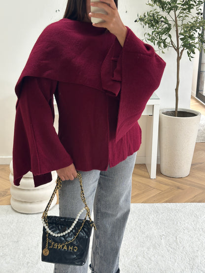 Gilet à cape et écharpe bordeaux